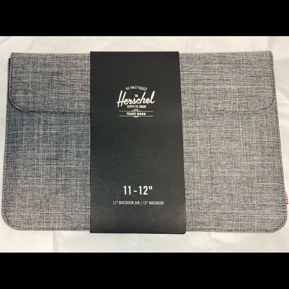 Herschel Supply Company | Spokane Sleeve (raven x) |  NWT